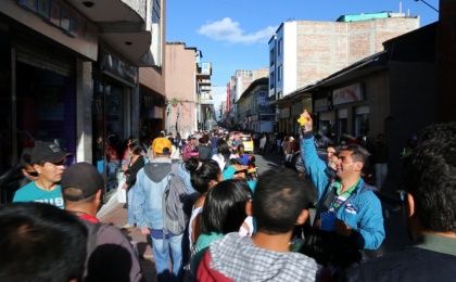 Ecuadoreans cross the Colombian border to buy goods in Ipiales (teleSUR)