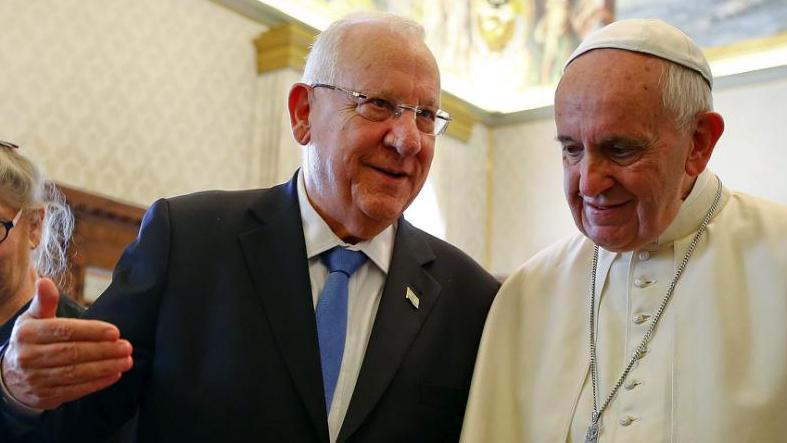 Isreali President Reuven Rivlin (L) and Pope Francis talk as they exchange gifts in the Vatican Sep. 3, 2015.