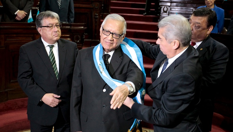 Alejandro Maldonado, the new Guatemalan president, receives the presidential sash from Congress President Luis Rabbe (R), Guatemala City, Guatemala, Sept. 3, 2015.