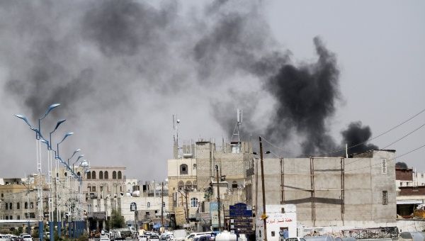 Smoke rises from the site of a Saudi-led air strike in Yemen's capital Sanaa, September 20, 2015.