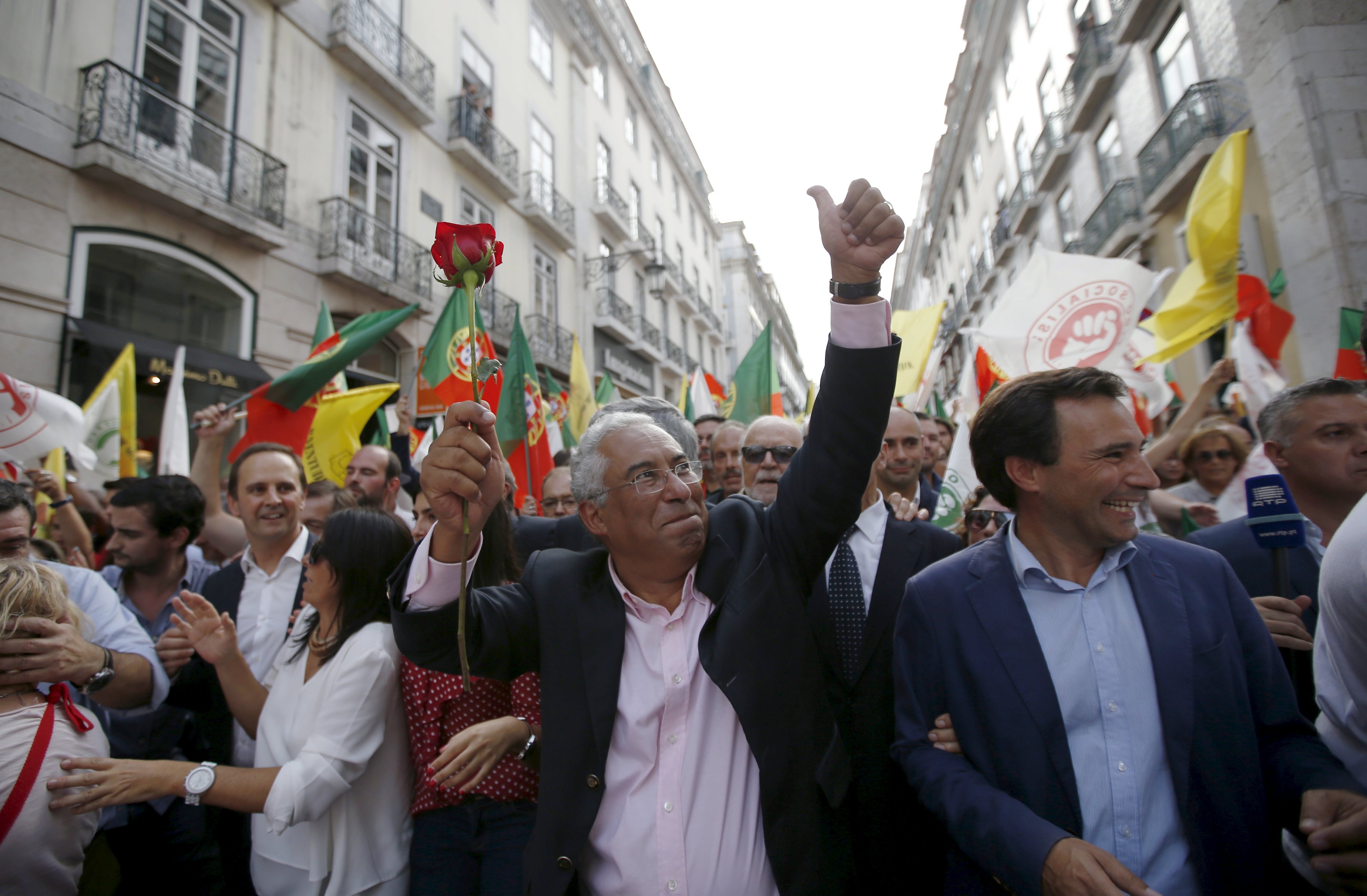 Leader of the opposition Socialist Party (PS) Antonio Costa (C) attends an election campaign event in Lisbon, Portugal, October 2, 2015.