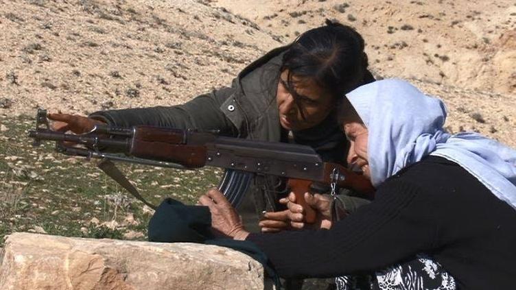 Self-defense training of Yazidi women in Shengal