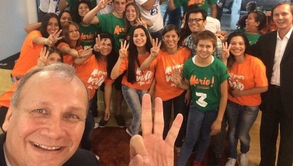 Mayoral candidate Mario Ferreiro poses with youth voters.