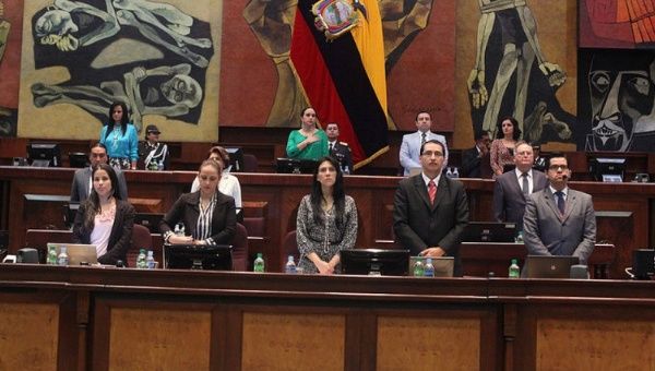 Ecuador's National Assembly has begun debating constitutional amendments amid pro and anti-government rallies.