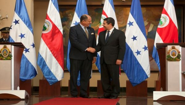 The presidents of Honduras Juan Orlando Hernández and Costa Rica Luis Guillermo Solís, met on Thursday, before the Central American summit.