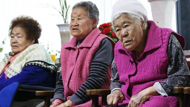 Former South Korean 'comfort women' watch a news report as they wait for the result of meeting between foreign ministers of South Korea and Japan.