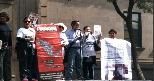 Mexican workers protest in Mexico City against the signing of the TPP, January 29, 2016.