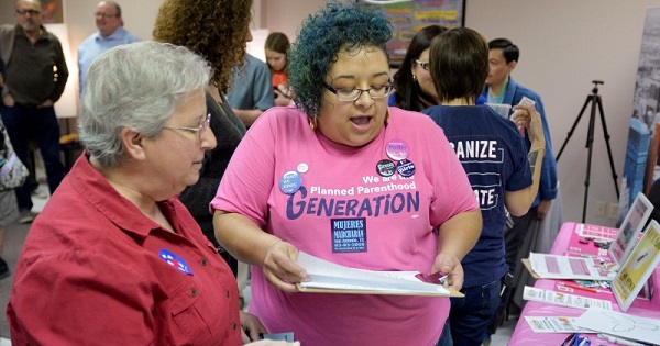 Women's reproductive rights supporter Elisa Gonzalez (L) speaks with Planned Parenthood volunteer Barbie Hurtado at a clinic in San Antonio, Texas, Feb. 9, 2016.