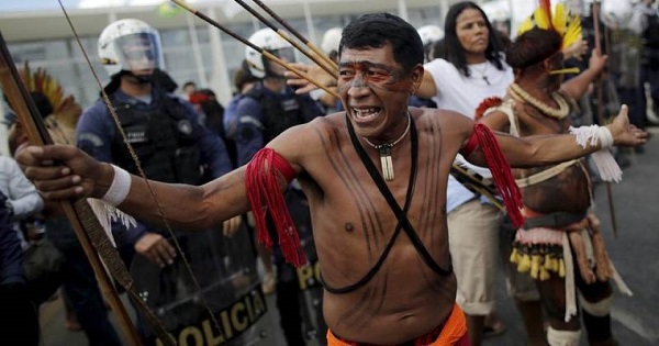 Brazilian protesters from various Indigenous ethnic groups rally for land and other rights in front of Planalto Palace in Brasilia April 15, 2015.