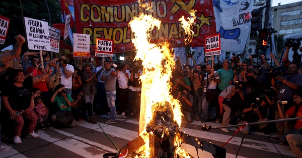 Demonstrators burn a caricature vulture during a protest against the visit by U.S. President Barack Obama to Argentina, in Buenos Aires, March 23, 2016.