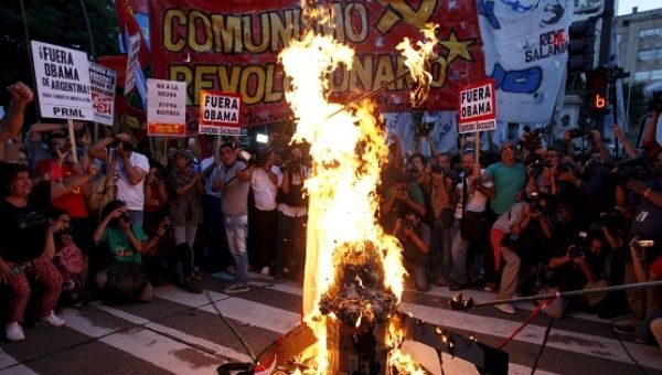 Demonstrators burn a caricature vulture during a protest against the visit by U.S. President Barack Obama to Argentina, in Buenos Aires, March 23, 2016.