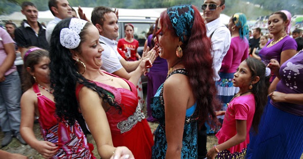 Two Roma girls dance during a gathering of the ethnic Roma minority in Costesti, 210 km (128 miles) west of Bucharest, September 8, 2011.