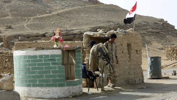 Army soldiers man a checkpoint in the historical town of Baraqish in Yemen's al-Jawf province after it was taken over by pro-government forces from Houthi fighters April 6, 2016. 