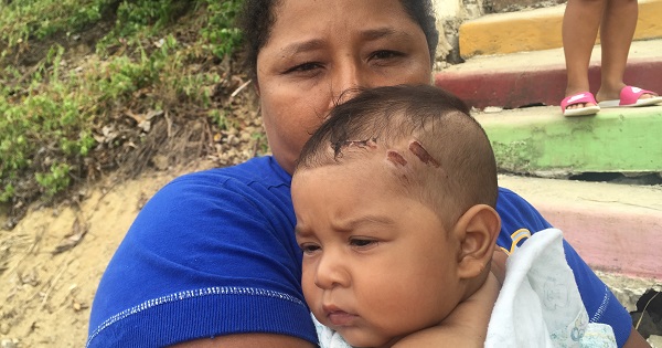 A woman from the neighborhood of San Roque in the city of Bahia, Ecuador holds her son who received light wounds during the earthquake, April 21, 2016.