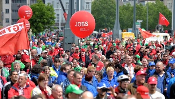 Demonstrators, protesting government reforms and cost-cutting measures, march in central Brussels, Belgium, May 24, 2016. 