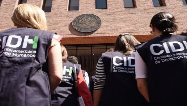 Workers of the IACHR march to the Permanent Session of the OAS where the organization's financial crisis will be discussed in Washington, D.C., May 25, 2016.