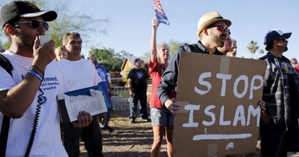 A demonstrator shouts and carries a “Stop Islam” sign outside the Islamic Community Center of Phoenix, Arizona on May 29, 2015.