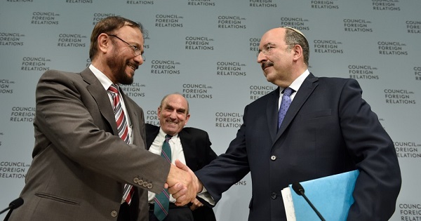 Israel's Foreign Ministry Director-General Gold and former Saudi general Eshki at an event in Washington D.C. in 2015.