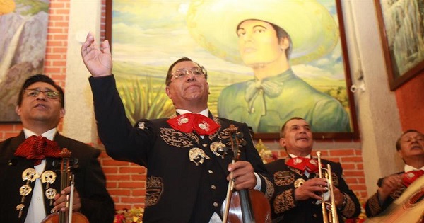 Mariachis pay tribute to the 