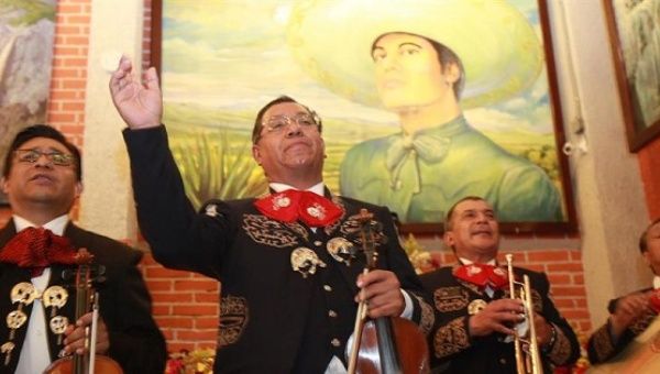 Mariachis pay tribute to the 