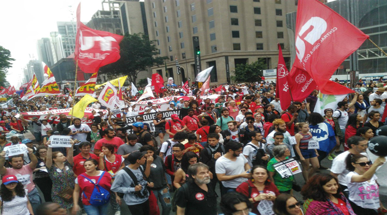 30 thousand people from the People's Front Without Fear took Paulista Avenue in protest against the coup.