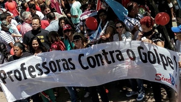 Teachers take the streets of Belo Horizonte. 