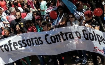 Teachers take the streets of Belo Horizonte. 