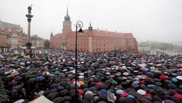 Thousands gather during an abortion rights campaigners' demonstration to protest against plans for a ban on abortion in front of the Royal Castle in Warsaw, Poland October 3, 2016.