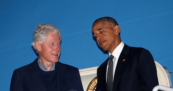 U.S. President Barack Obama and former U.S. President Bill Clinton step from Air Force One in Washington, D.C., Sept. 30, 2016.