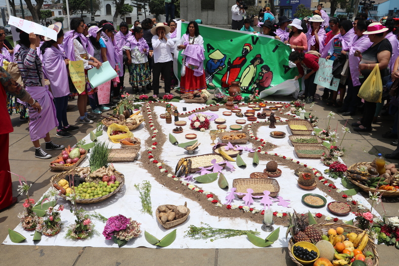 Indigenous women pay tribute to Mother Earth with offerings in preparation for the march.