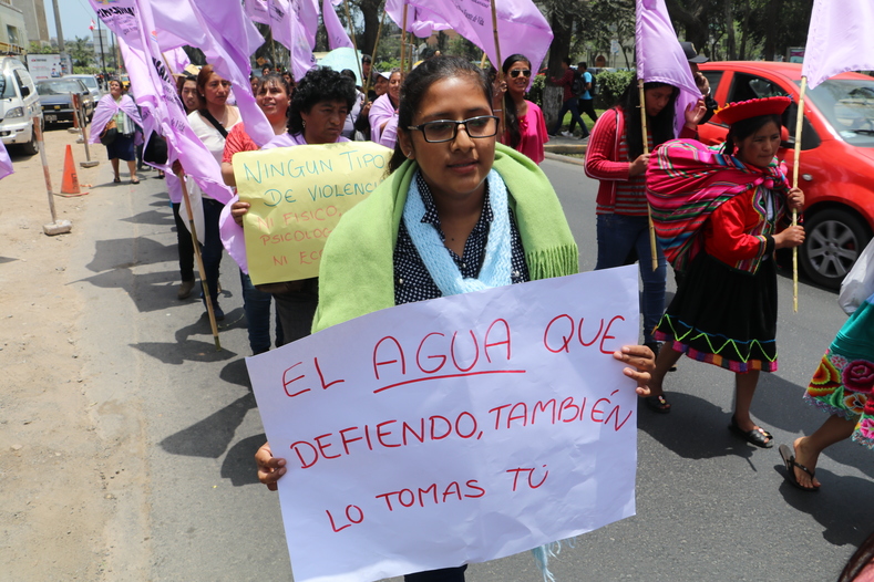 Sign reads “the water that we defend is also the one you drink.”