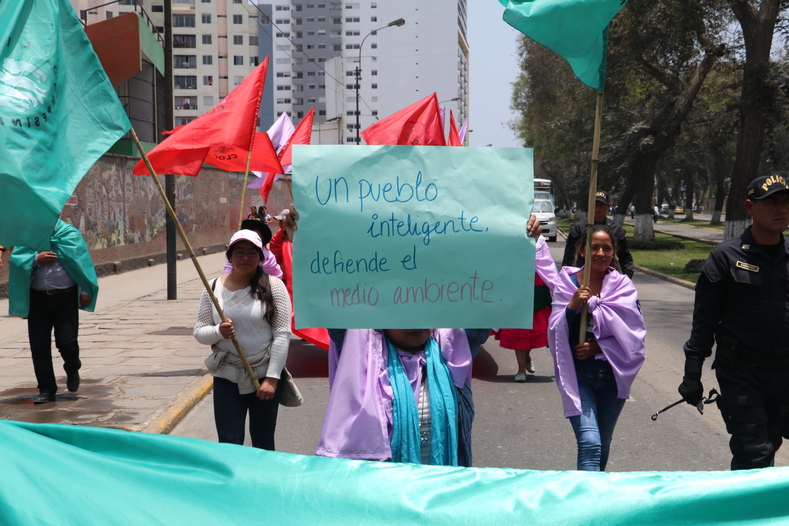 Sign reads “Intelligent people protect their environment.”