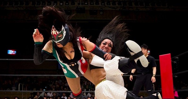 Mexico's female lucha libre wrestlers fight heart and soul for the title while seeking a common goal - an end to the macho culture and the status quo in and out of the ring.