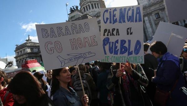 Argentine scientists protest 2017 budget cuts to science and technology.