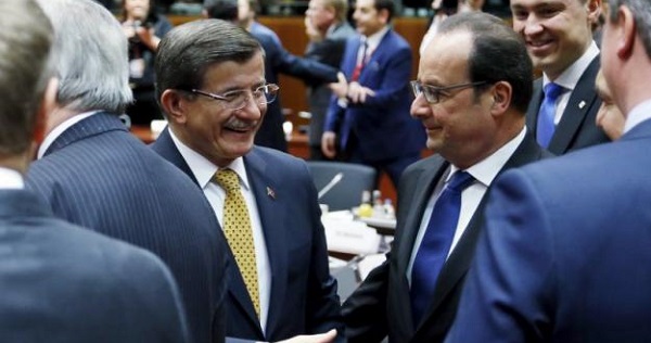 Turkish Prime Minister Ahmet Davutoglu and France's President Francois Hollande (R) attend a European Union leaders summit on migration in Brussels, March 18, 2016.