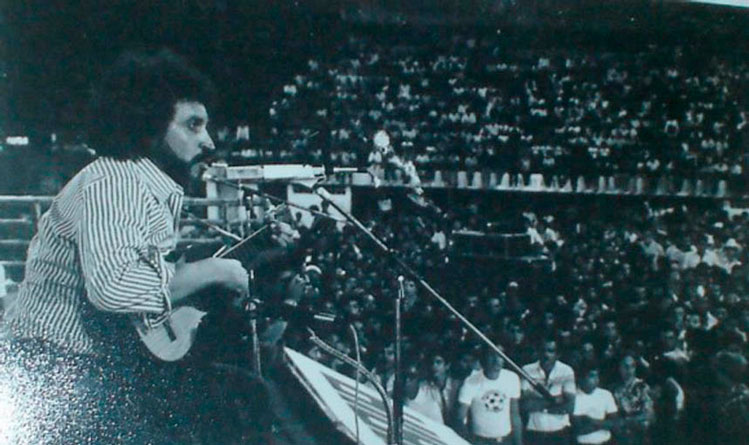 Primera never aimed to make money from his music; he only asked to be fed at concert venues.