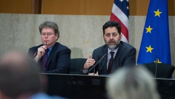 Chief EU negotiator Ignacio Garcia-Bercero (R) and chief U.S. negotiator Dan Mullaney hold a press conference in Washington, D.C., after a new round of talks on creating a transatlantic free trade zone, May 19, 2015.