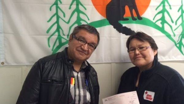 Attawapiskat Chief presents a US$5,000 donation to support Alberta fire relief.