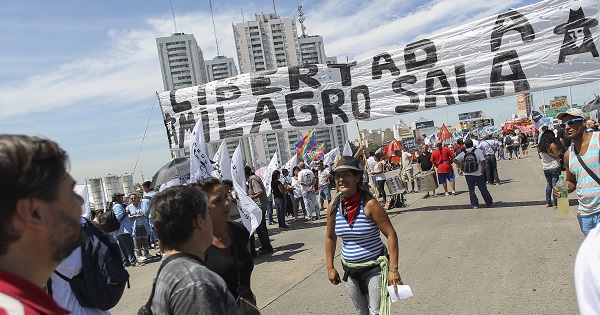 Hundreds participated in a recent march to request the liberation of Milagro Sala in Buenos Aires, Feb. 17, 2016.