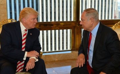 Israeli Prime Minister Benjamin Netanyahu (R) speaks to Republican U.S. presidential candidate Donald Trump during their meeting in New York, Sept. 25, 2016. 