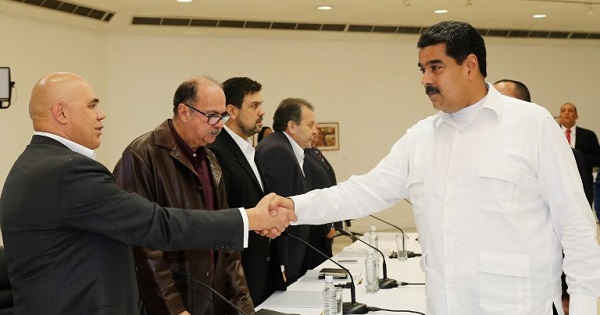 Venezuela's President Nicolas Maduro (R) shakes hands with opposition spokesperson Jesus Torrealba, Oct. 30, 2016.