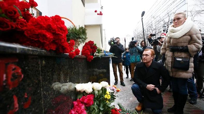 People pay tribute to passengers and crew members of Russian military Tu-154 plane crashed into the Black Sea, Russia Dec. 25, 2016.