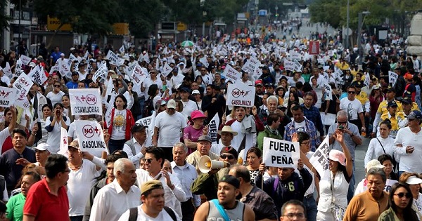 Mexicans protest gas price hikes in Mexico City, Jan. 1, 2017.