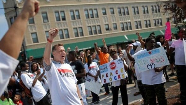 Father Michael Pfleger takes part in an anti-violence peace demonstration in a South Side neighborhood in Chicago, Illinois, Sept. 24, 2016. 