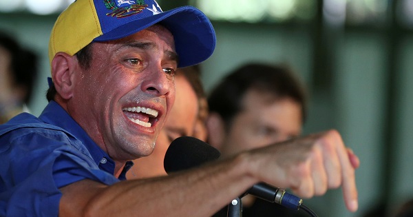 Venezuelan opposition leader and Governor of Miranda state Henrique Capriles talks to the media during a news conference in Caracas, Nov. 9, 2016.