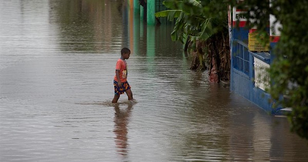 A child walks Tuesday in the Moscou neighborhood of San Cristobald city.