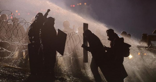 Back in November, police used a water cannon on protesters during a protest against plans to pass the Dakota Access pipeline.