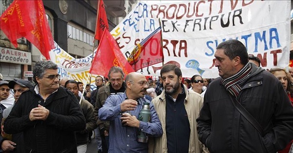 Members of the workers union PIT-CNT