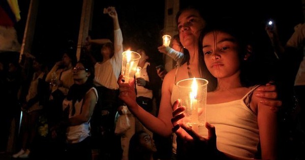 Supporters of the peace deal holds candles during a 