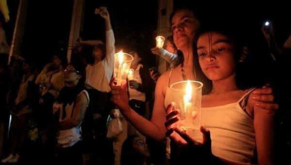 Supporters of the peace deal holds candles during a 